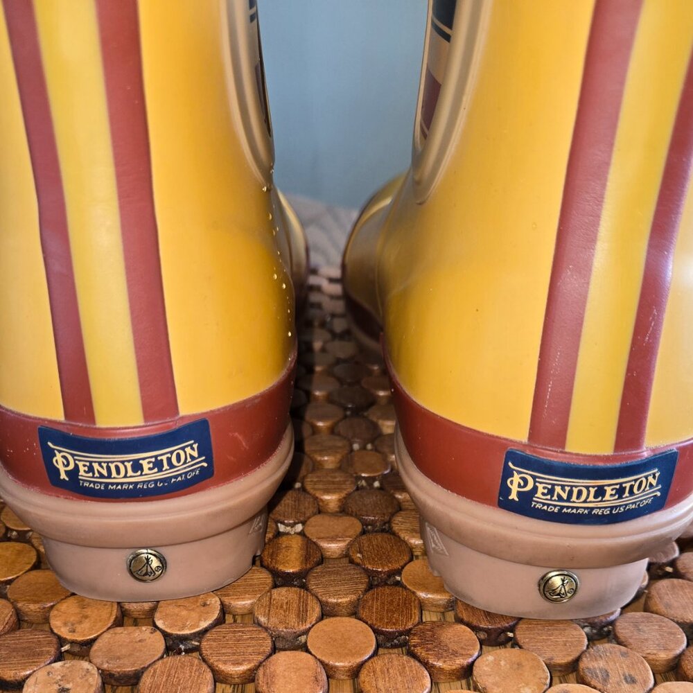 Pendleton Rainboots - think Donald-duck's superhero cape for your feet! Size 10 - Picture 4 of 7